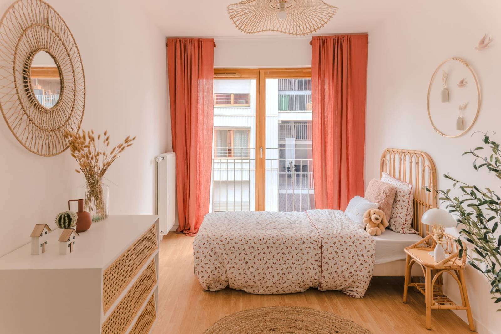 Ambiance chaleureuse logement témoin Paris