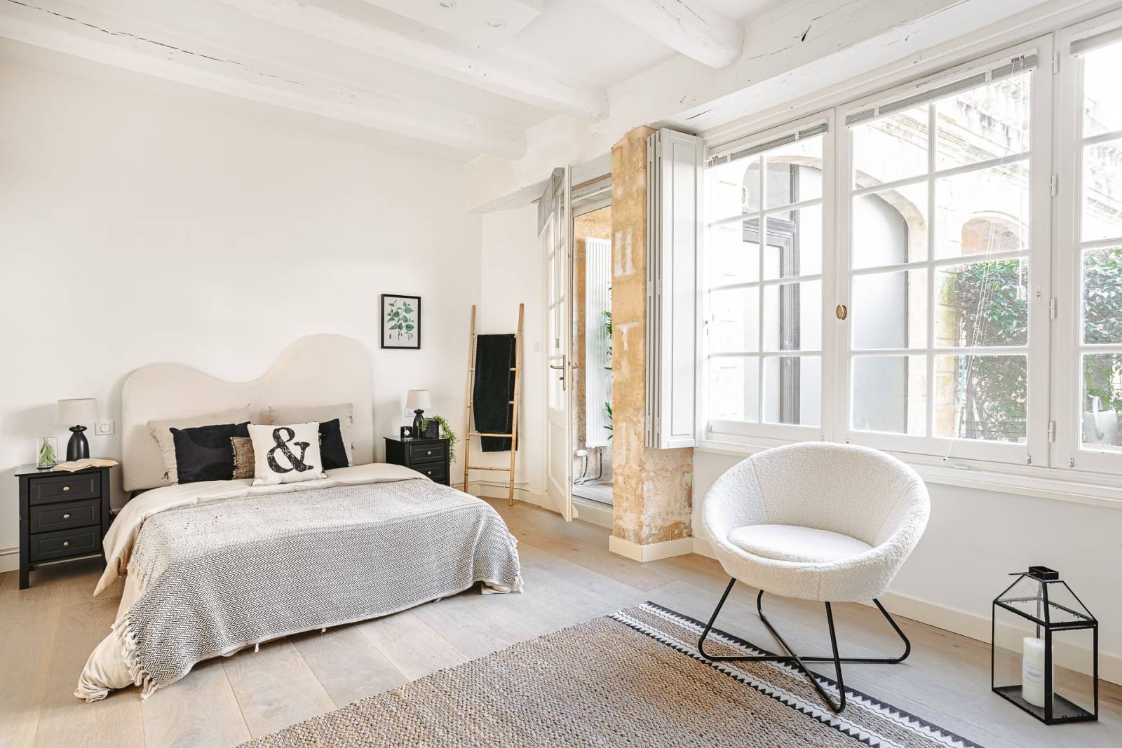 Décoration de chambre confortable et lumineuse pour home staging à La Rochelle