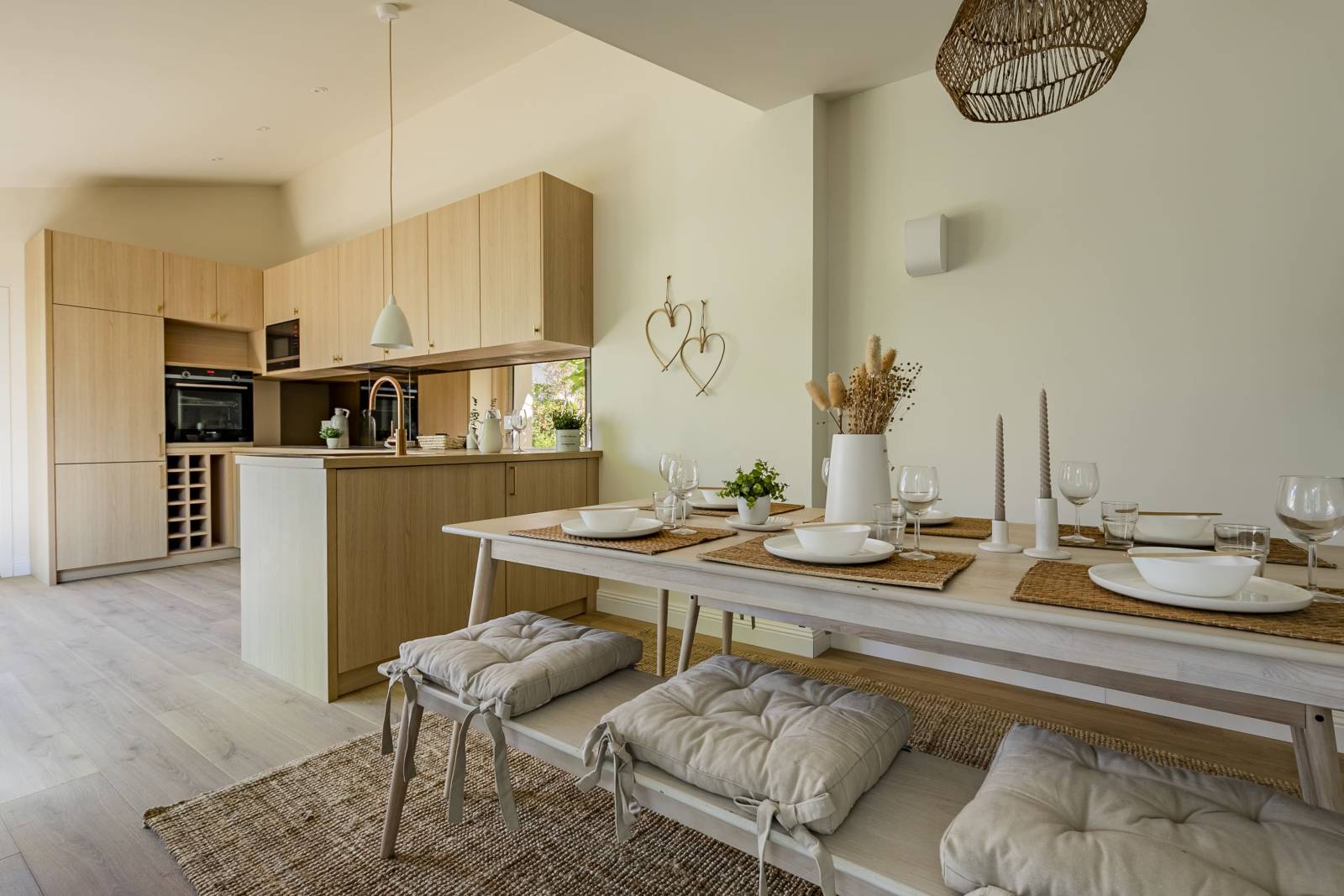 aménagement d’appartement avec pack de meubles sur-mesure incluant décoration et équipements pour une mise en location rapide et sans contraintes pour l’investisseur Lège Cap Ferret sur le Bassin d'Arcachon