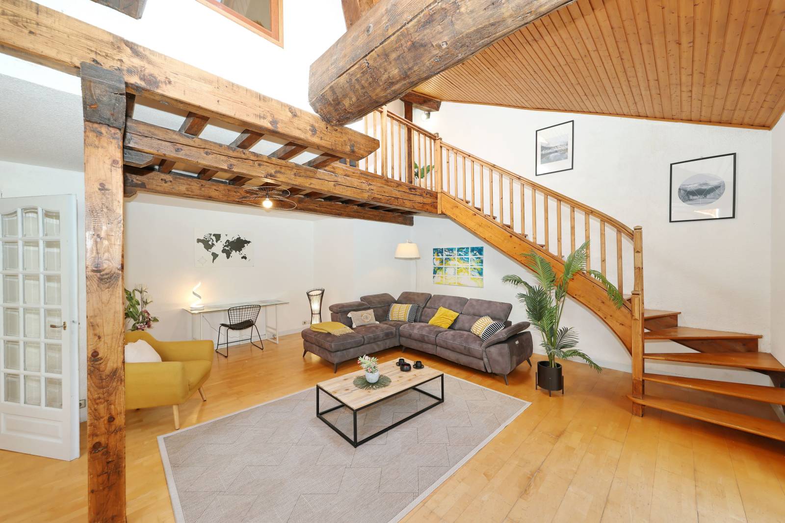 Aménagement de salon chaleureux à Bivier