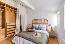 décoration contrastée rouge vert bois